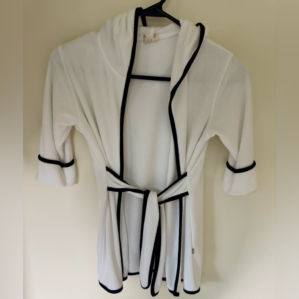 Kyte BABY Hooded Robe in Cloud with Midnight Trim, EUC